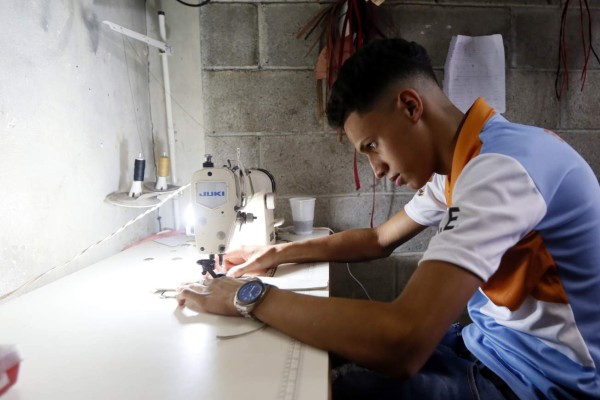 Estudiantes crean empresa de calzado y se vuelve todo un éxito