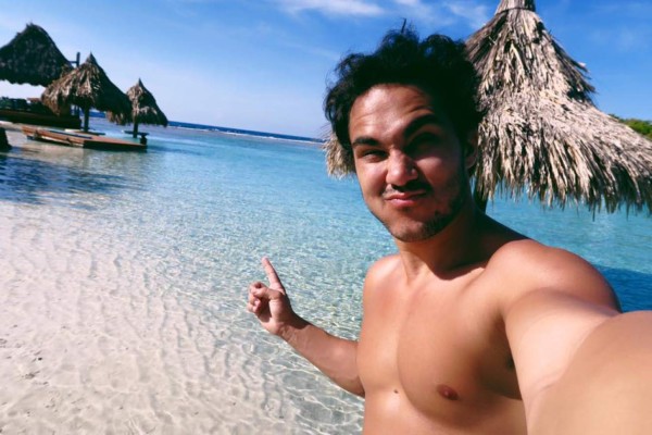 Actor Carlos Pena visita las bellas playas de Roatán