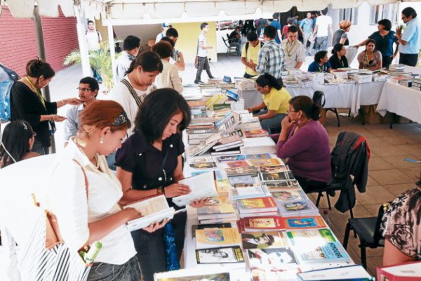 La UNAH realiza la Expo Libros 2012