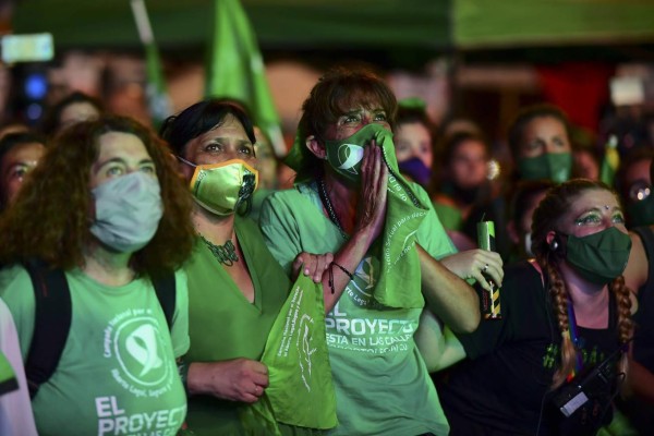 Entre llanto y gritos, Argentina reacciona ante legalización del aborto (FOTOS)