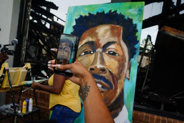 Caos, ira y destrucción en Atlanta por muerte de otro afroamericano a manos de la policía (FOTOS)