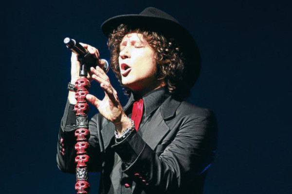 Bunbury contrae nupcias con Jose Girl