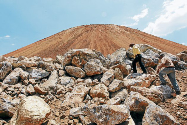 Fiebre del hierro daña ambiente de la aldea Agalteca, Cedros