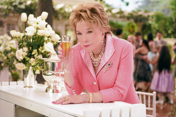 Shirley MacLaine plasma su extravagante vida en su biografía