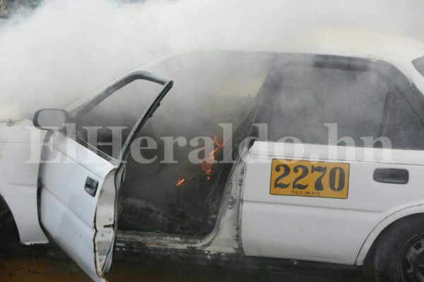 Honduras: Taxi es consumido por las llamas en el bulevar Morazán de Tegucigalpa