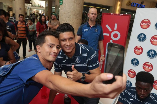 Motagua consiente a sus aficionados previo al juego ante Olimpia