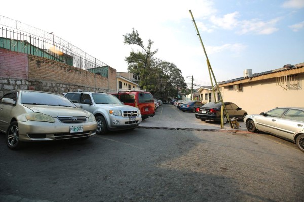 Hasta en las aceras aparcan los vehículos por falta de parqueos en la capital de Honduras