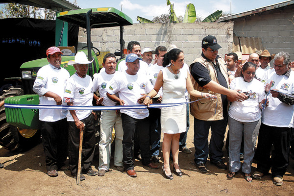 Campesinos reciben equipo para formar una cooperativa