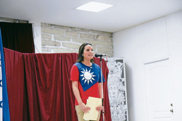 Jóvenes honran la memoria del poeta Qu Yuan