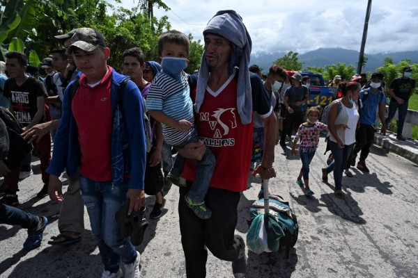 Bajo la lluvia, con niños y expuestos al covid-19, caravana migrante avanza hacia Guatemala