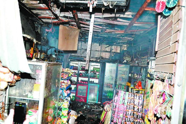 Incendio arrasa con locales en el centro histórico de Tegucigalpa, Honduras