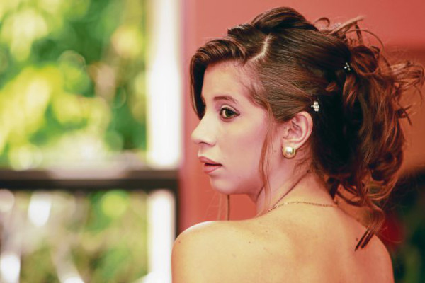 Rostro y cabello de estrella en su fiesta de graduación