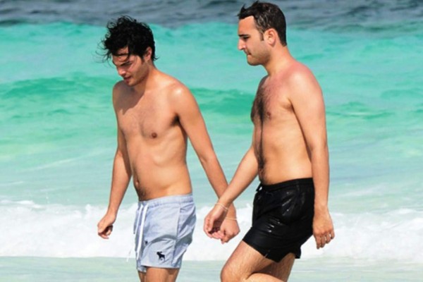 Captan a vocalista de ‘Reik’, nadando muy de cerca de otro hombre