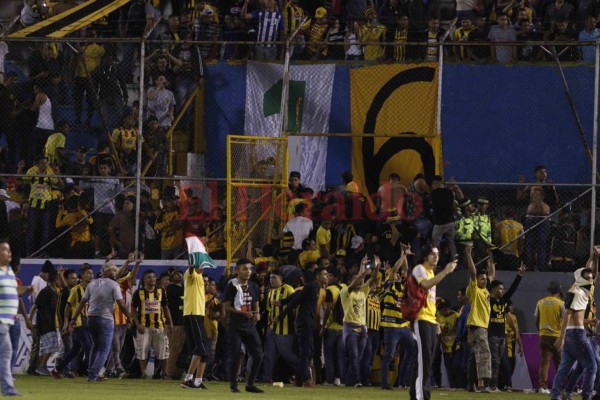 Las imágenes que no vio del ataque entre barras en la semifinal de fútbol hondureño