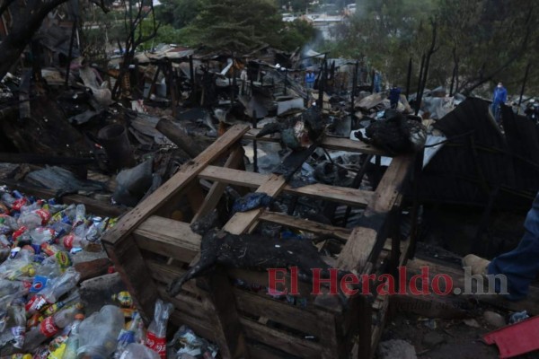 Devastada y desolada, así quedó la zona cero del incendio en el barrio La Bolsa