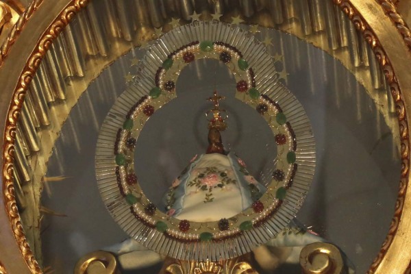 La morenita luce su realeza y majestad