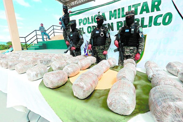 En solar baldío de la capital hallan 81 paquetes de droga