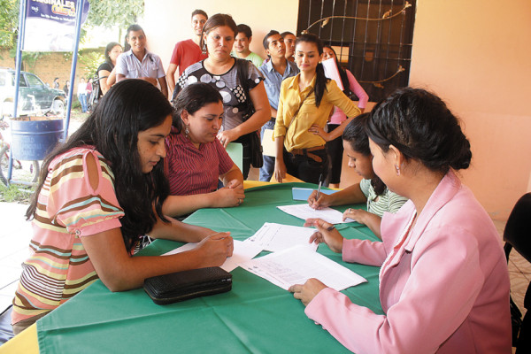 Jóvenes abarrotan feria del empleo