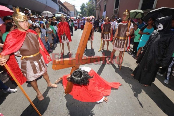 Conmovedor víacrucis en la capital retrata la pasión, muerte y resurreción de Jesús