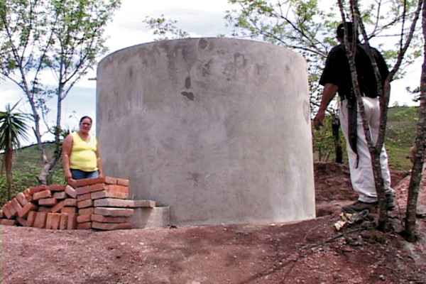 Construyen pozo y cisterna para apoyar a vecinos