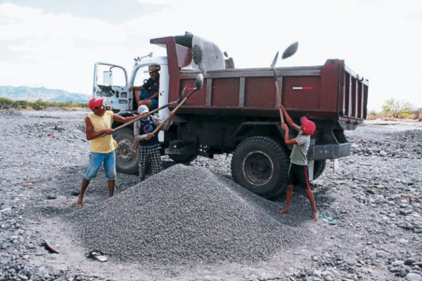 Familias del sur subsisten de la extracción de arena