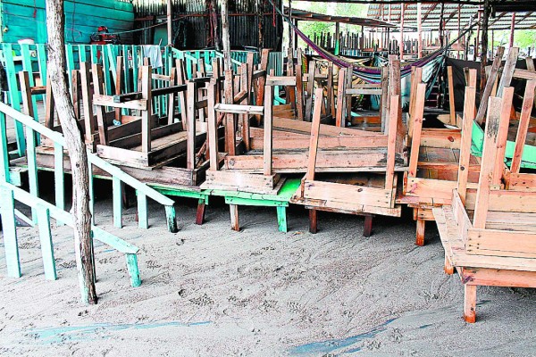 Marejadas dejan daños y familias sin hogar en la costa de Marcovia