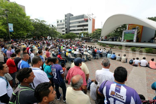 Capitalinos arman el ambiente en el parque Central por el partido de la 'H”