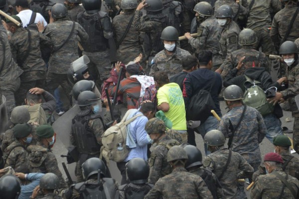 Empujones, golpes y gas lacrimógeno: Así fue la represión a la caravana migrante en Guatemala