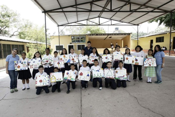 Escolares realizan paisajes con tapas y pajillas recicladas