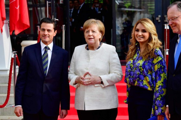 Looks: Angélica Rivera se luce con elegante estilo en la gira de Peña Nieto por Holanda y España