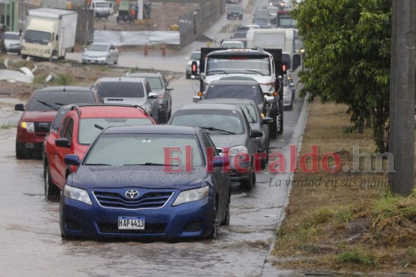 FOTOS: Lluvia sorprende a capitalinos y deja anegadas varias calles