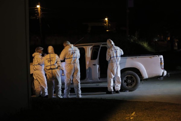 MC vehiculo de los asesinos (15)(1024x768)Las autoridades encontraron este vehículo, un Mazda BT-50, color blanco, en cuyo interior había munición de AR-15 y pasamontañas, e investigan si fue utilizado para cometer el crimen contra Igor Padilla.