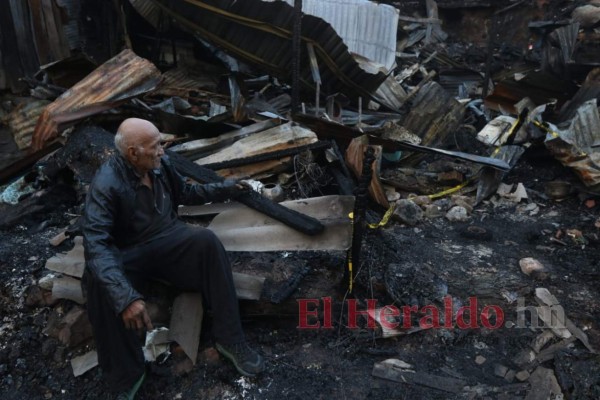 Devastada y desolada, así quedó la zona cero del incendio en el barrio La Bolsa