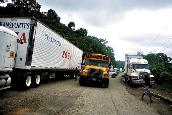 Piden presencia de agentes de Tránsito en aduana Las Manos
