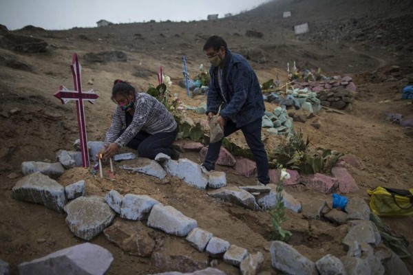 FOTOS: Tristeza y desolación en cementerios del mundo que reciben a víctimas de la pandemia