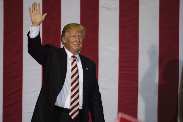 Gobierno de Donald Trump prepara normas sobre baños para LGBT