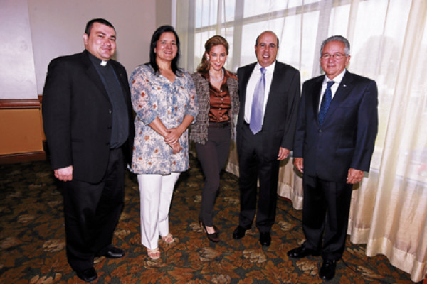 Entregan títulos a nuevos profesionales