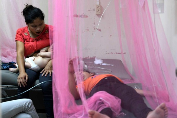 FOTOS: Instalan carpas para atender afectados por dengue ante colapso de hospitales