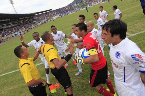 Presionados árbitros hondureños por Torneo Apertura