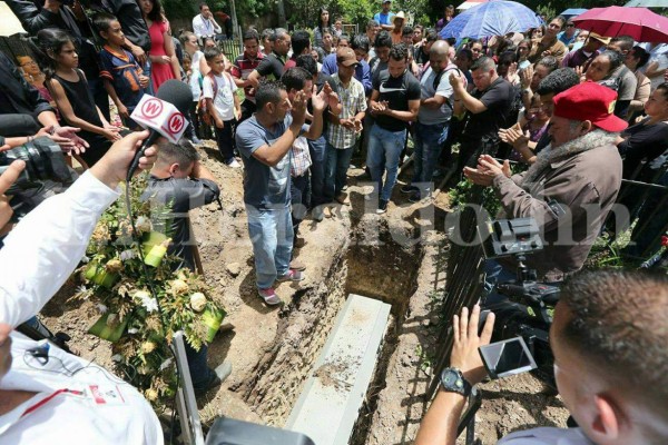 Imágenes dolorosas: Cantarranas entierra a estudiante asesinado por mareros