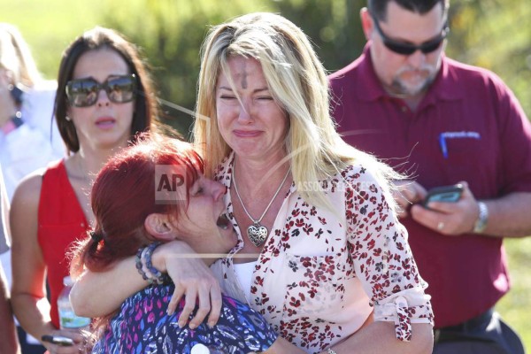 Al menos 17 muertos y unos 50 heridos en tiroteo en escuela secundaria en Parkland, Florida