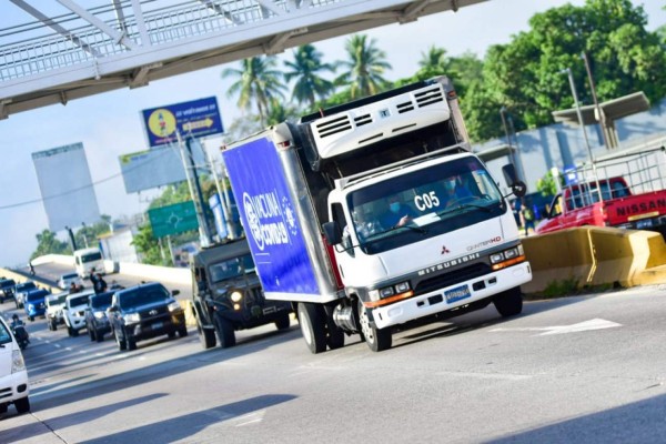 Lágrimas, festejo y abrazos por la llegada de vacunas donadas por El Salvador