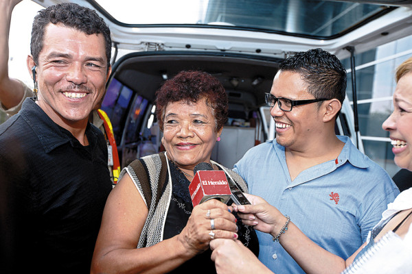 Madre hondureña se reúne con sus hijos después de 16 años de ausencia