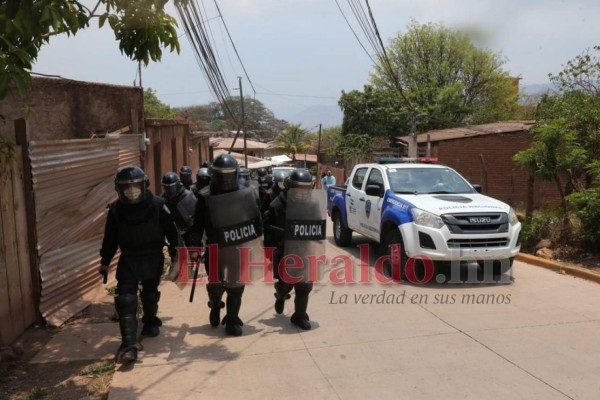 Disturbios en La Era: vecinos se oponen a entierros por miedo al Covid-19 (FOTOS)