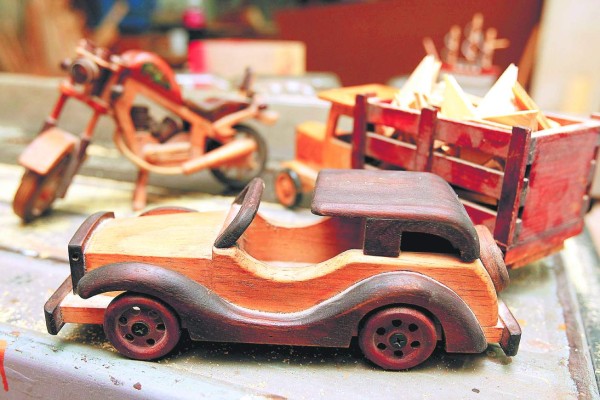 Julio Reyes es uno de los pioneros en la fabricación de guitarras en la capital