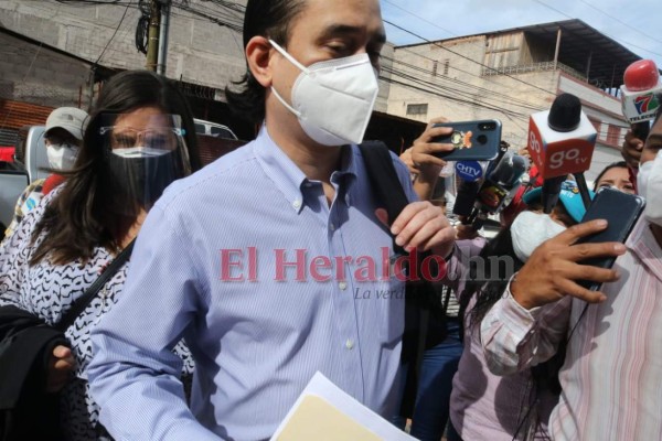 FOTOS: Sin pronunciar palabra, así llegó Marco Bográn a la Atic