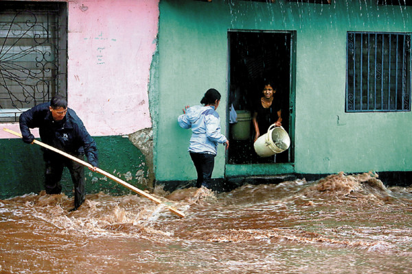 Calamidad en Los Jucos por inundaciones