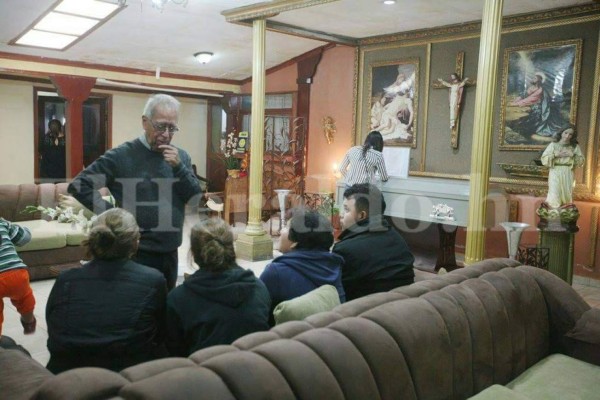 Entre dolor y conmoción velan a estudiante de Sociología