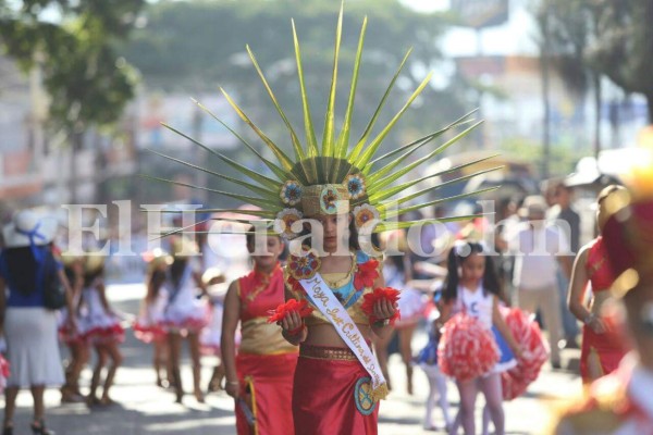 Desfiles: Estudiantes de primaria llenan de civismo la capital de Honduras