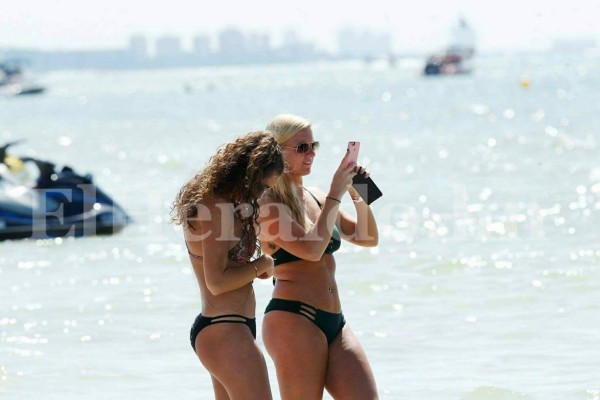 Hermosas mujeres adornan playas de Fort Myers, ciudad de preparación de Honduras ante EEUU